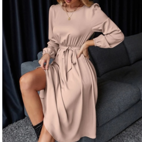 Luxurious satin belted keyhole back dress - Picture 4 of 7